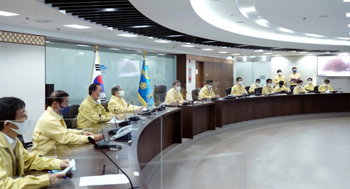 ▲ 2020년 9월 7일 문재인 대통령이 청와대 국가위기관리센터에서 열린 태풍 ‘하이선’ 피해 긴급 상황 점검회의에 참석해 피해상황을 보고 받고 있는 모습.<사진=청와대 제공, 뉴시스>