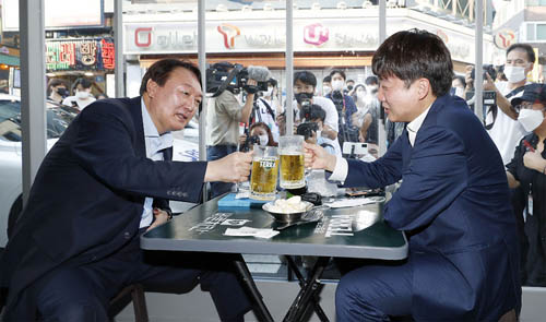 ▲ 이준석 국민의힘 대표, 윤석열 전 검찰총장이 25일 서울 광진구 한 치킨집에서 회동을 하며 건배하고 있다. <사진제공=뉴시스>