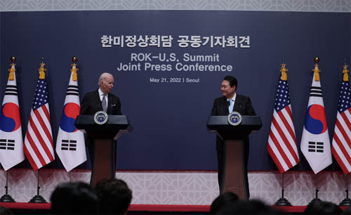 ▲ 윤석열 대통령과 조 바이든 미국 대통령이 21일 서울 용산 대통령실 청사에서 공동기자회견을 하고 있다. <사진제공=뉴시스>