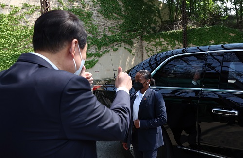 ▲ 윤석열 대통령이 지난 22일 경기 평택 오산 미 공군기지에서 일본으로 향하는 조 바이든 미국 대통령을 환송하며 쌍엄지를 치켜세우고 있는 모습. <사진제공=뉴시스>