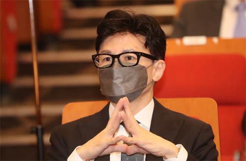 ▲ 한동훈 법무부 장관이 23일 오전 세종시 정부세종청사에서 열린 한덕수 국무총리 취임식에 참석, 시작을 기다리고 있다. <사진제공=뉴시스>