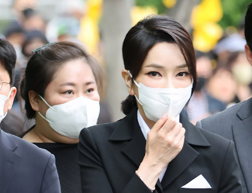 ▲ 윤석열 대통령 부인 김건희 여사가 13일 오후 경남 김해 진영읍 봉하마을을 방문해 고 노무현 전 대통령 묘역 참배를 마친 후 권양숙 여사 예방을 위해 권 여사 자택으로 향하고 있다. 왼쪽 여성은 이날 동행한 김아무개 코바나컨텐츠 전무. <사진제공=대통령실통신사진기자단, 뉴시스>