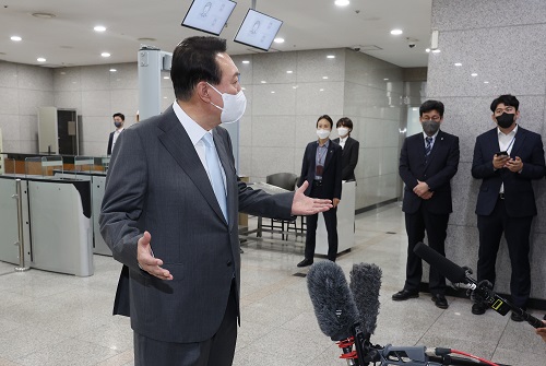 ▲ 윤석열 대통령이 15일 오전 서울 용산 대통령실 청사로 출근하며 취재진 질문에 답하고 있다. <사진제공=뉴시스>