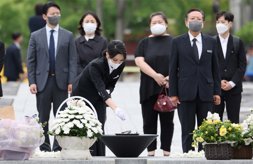 ▲ 윤석열 대통령 부인 김건희 여사가 13일 오후 경남 김해 진영읍 봉하마을을 방문해 고 노무현 전 대통령 묘역에 참배하고 있다. <사진제공=대통령실통신사진기자단, 뉴시스>