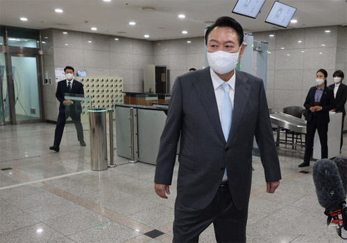 ▲ 윤석열 대통령이 15일 오전 서울 용산 대통령실 청사로 출근하며 취재진 질문에 답한 뒤 돌아서고 있다. <사진제공=대통령실통신사진기자단, 뉴시스>