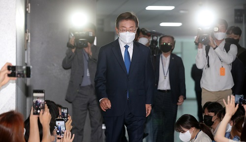 ▲ 이재명 더불어민주당 의원이 지난 7일 서울 여의도 국회 의원회관 내 의원실로 첫 등원을 하고 있는 모습. <사진제공=뉴시스>