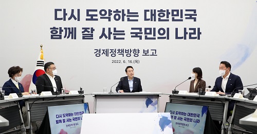 ▲ 윤석열 대통령이 지난 16일 경기도 성남 판교제2테크노밸리 기업성장센터에서 열린 새정부 경제정책방향 발표 회의에서 발언하고 있는 모습. <사진제공=뉴시스>