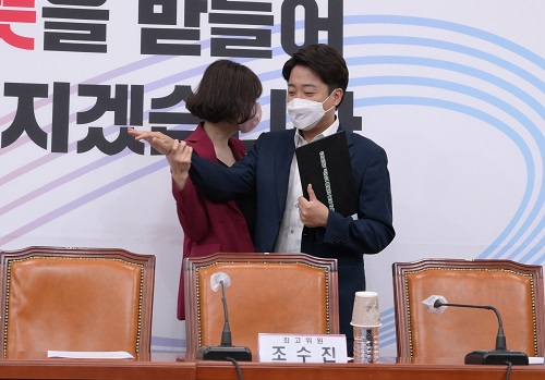 ▲ 23일 서울 여의도 국회에서 열린 국민의힘 최고위원회의에서 이준석 대표가 회의장으로 들어오면서 배현진 최고위원의 악수를 거부하고 있다. <사진제공=뉴시스>