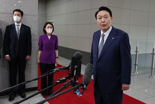 ▲ 윤석열 대통령이 24일 서울 용산 대통령실 청사로 출근하며 취재진 질문에 답하고 있다. <사진제공=뉴시스>