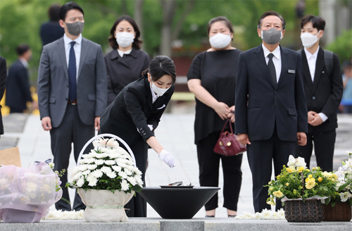 ▲ 윤석열 대통령 부인 김건희 여사가 지난 6월 13일 오후 경남 김해 진영읍 봉하마을을 방문해 고 노무현 전 대통령 묘역에 참배하고 있는 모습. <사진제공=대통령실통신사진기자단, 뉴시스>