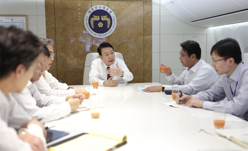 ▲ 3박 5일간의 스페인 마드리드 방문 일정을 마친 윤석열 대통령이 30일(현지시간) 한국으로 향하는 공군 1호기에서 기내 참모회의를 주재하고 있다.<사진제공=뉴시스>