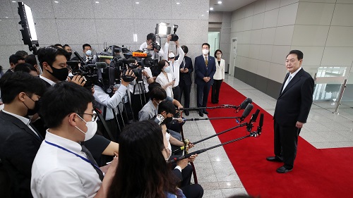 ▲ 윤석열 대통령이 4일 서울 용산 대통령실 청사로 출근하며 취재진 질문에 답변하고 있다. <사진제공=뉴시스>