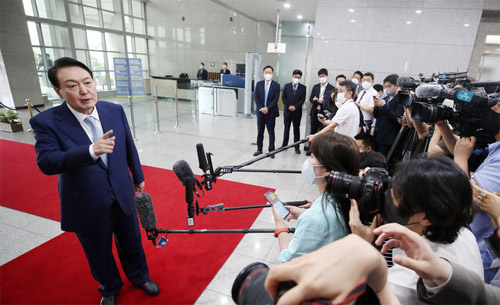 ▲ 윤석열 대통령이 5일 서울 용산 대통령실 청사로 출근하며 취재진 질문에 답변하고 있다. <사진제공=뉴시스>