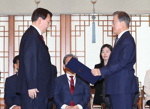 ▲ 2019년 7월25일 문재인 대통령이 청와대 본관에서 윤석열 당시 신임 검찰총장에게 임명장을 수여하고 있는 모습. <사진제공=뉴시스>