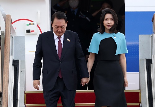 ▲ 3박 5일간의 스페인 마드리드 방문 일정을 마친 윤석열 대통령과 부인 김건희 씨가 지난 1일 경기도 성남 서울공항에 도착해 트랩을 내려오고 있는 모습. <사진제공=뉴시스>
