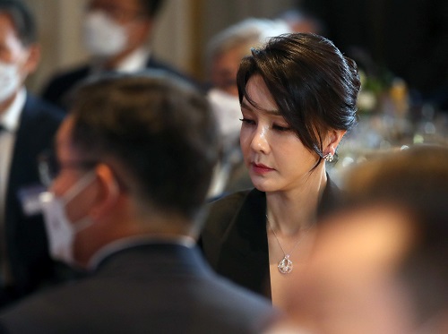 ▲ 윤석열 대통령 부인 김건희 씨가 지난달 29일(현지시간) 마드리드 한 호텔에서 열린 스페인 동포 초청 만찬간담회에서 윤 대통령의 격려사를 듣고 있는 모습. <사진제공=뉴시스>