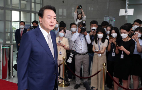 ▲ 윤석열 대통령이 8일 서울 용산 대통령실 청사로 출근하며 취재진 질문에 답하고 있다. <사진제공=뉴시스>