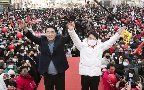 ▲ 지난 3월 5일 당시, 윤석열-안철수 '단일화 선언 후 첫 합동 유세' 장면.<사진제공=뉴시스>