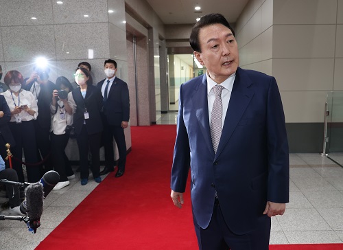 ▲ 윤석열 대통령이 지난 8일 서울 용산 대통령실 청사로 출근하며 취재진 질문에 답하고 있는 모습. <사진제공=뉴시스>