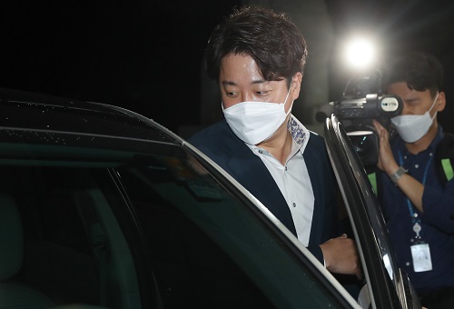 ▲ 이준석 국민의힘 대표가 지난 8일 오전 서울 여의도 국회 국민의힘 대회의실에서 열린 당 중앙윤리위원회에 출석해 소명을 마친 후 국회를 나서고 있는 모습. <사진제공=뉴시스>