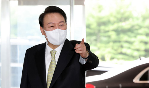 ▲ 윤석열 대통령이 12일 서울 용산 대통령실 청사로 출근하며 취재진 질문에 답하고 있다. <사진제공=대통령실통신사진기자단, 뉴시스>