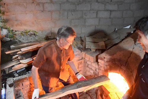 ▲ 문재인 전 대통령이 지난달 7일 경남 양산 평산마을 사저 옆 도예 작업장에서 주민들과 함께하고 있는 사진을 SNS를 통해 공개했다. <사진출처=문재인 전 대통령 SNS>