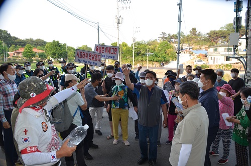 ▲ 지난 5월24일 오후 경남 양산시 하북면 평산마을 주민 40여 명이 문재인 전 대통령 사저 앞 도로에서 한 보수단체가 진행하는 집회현장을 찾아 소음으로 인한 생활 불편을 호소하며 항의를 하고 있는 모습. <사진제공=뉴시스>