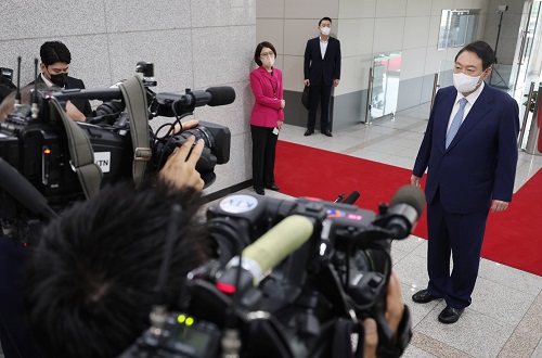 ▲ 윤석열 대통령이 15일 서울 용산 대통령실 청사로 출근하며 또다시 취재진 질문에 답변하고 있다. <사진제공=뉴시스>