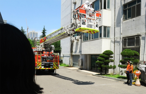 ▲ 15일 오전 인천 미추홀구 인하대학교에서 과학수사대 관계자들이 20대 대학생이 숨진 사건과 관련 현장 감식을 하고 있다.<사진제공=뉴시스>