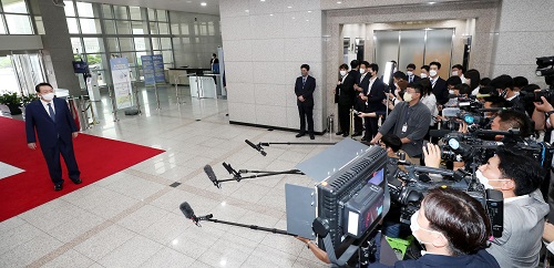 ▲ 윤석열 대통령이 18일 서울 용산 대통령실 청사로 출근하며 취재진 질문에 답하고 있다. <사진제공=뉴시스>