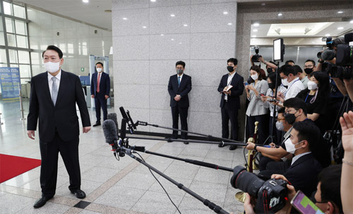 ▲ 윤석열 대통령이 19일 서울 용산 대통령실 청사로 출근하며 취재진 질문에 답변하고 있다. <사진제공=대통령실통신사진기자단, 뉴시스>