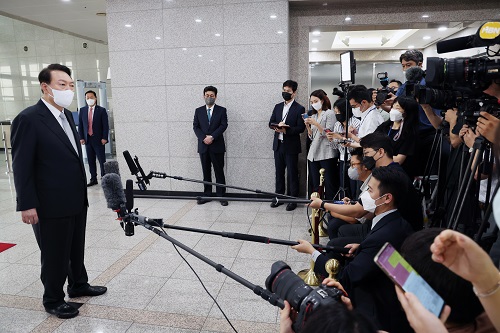 ▲ 윤석열 대통령이 19일 서울 용산 대통령실 청사로 출근하며 취재진 질문에 답변하고 있는 모습. <사진제공=뉴시스>