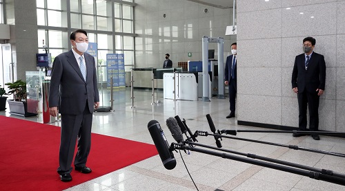 ▲ 윤석열 대통령이 20일 서울 용산 대통령실 청사로 출근하며 취재진 질문에 답하고 있다. <사진제공=뉴시스>