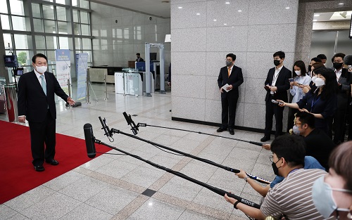 ▲ 윤석열 대통령이 21일 서울 용산 대통령실 청사로 출근하며 취재진 질문에 답하고 있다. <사진제공=뉴시스>