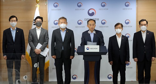 ▲ 추경호 경제부총리 겸 기획재정부 장관이 18일 오후 서울 종로구 정부서울청사 브리핑실에서 대우조선해양 사태 관련 관계부처 합동 담화문을 발표하고 있다. 왼쪽부터 방문규 국무조정실장, 한동훈 법무부 장관, 이상민 행정안전부 장관, 추 부총리, 이정식 고용노동부 장관, 이창양 산업통상자원부 장관. <사진제공=뉴시스>