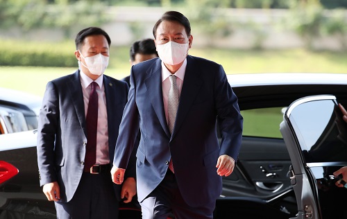 ▲ 윤석열 대통령이 26일 서울 용산 대통령실 청사로 출근하고 있는 모습. <사진제공=뉴시스>