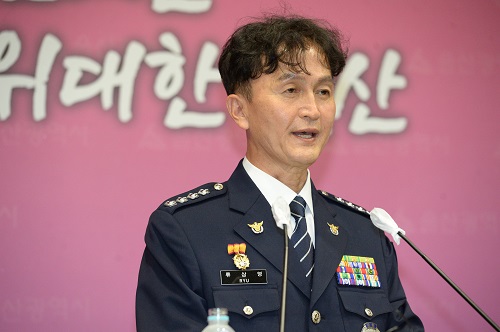 ▲ 행정안전부 경찰국 신설에 반대하며 전국 경찰서장 회의를 주도해 대기발령이 난 류삼영 총경이 26일 오후 울산시청 프레스센터에서 기자회견을 열고 행안부 경찰국 신설을 위한 대통령령의 국무회의 통과에 대한 입장을 발표하고 있는 모습. <사진제공=뉴시스>