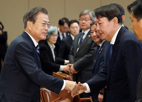 ▲ 지난 2019년 11월 8일 문재인 당시 대통령이 청와대 본관 집현실에서 열린 공정사회를 향한 반부패정책협의회에 참석해 당시 윤석열 검찰총장(현 대통령)과 인사를 나누고 있는 모습. <사진제공=뉴시스>