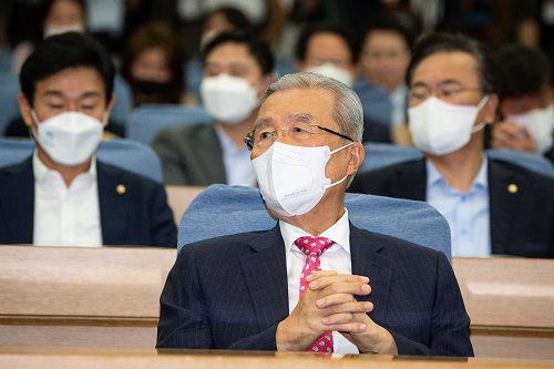 ▲ 김종인 전 국민의힘 비상대책위원장이 지난달 27일 서울 여의도 국회 의원회관에서 열린 '대한민국 미래혁신포럼'에서 '대한민국 혁신의 길을 묻다'를 주제로 강연에 앞서 생각에 잠겨 있는 모습. <사진제공=뉴시스>