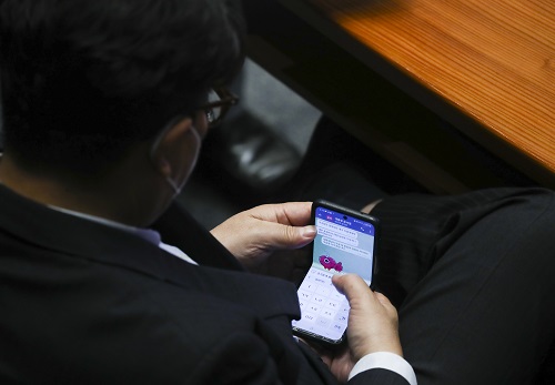 ▲ 권성동 국민의힘 당대표 직무대행 겸 원내대표가 지난 26일 서울 여의도 국회에서 열린 본회의에서 윤석열 대통령과 텔레그램 문자메시지를 주고 받고 있다. 이 문자에서 윤석열 대통령은 "내부 총질이나 하던 당대표가 바뀌니 달라졌습니다"라고 권 원내대표에게 문자를 보냈다. <사진제공=뉴시스>