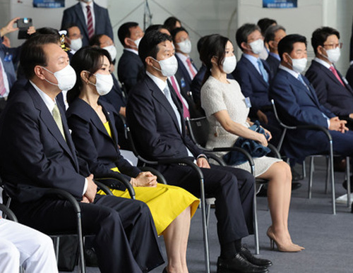 ▲ 윤석열 대통령과 부인 김건희 여사가 28일 울산 현대중공업에서 열린 정조대왕함 진수식에서 정조대왕함 주제 영상을 시청하고 있다. 맨 오른쪽은 권성동 국민의힘 대표 권한대행 겸 원내대표. <사진제공=뉴시스>