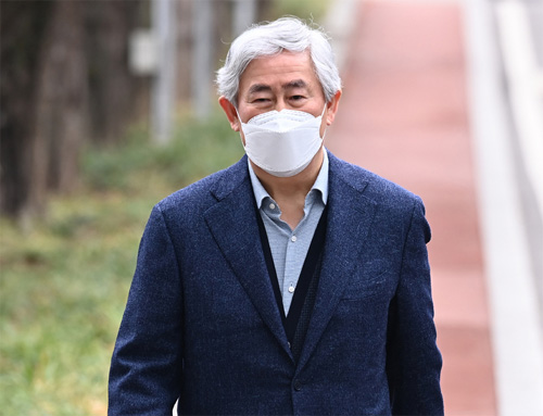 ▲ 국가정보원으로부터 특수활동비를 불법 수수한 혐의로 수감 중이던 최경환 전 경제부총리가 지난 3월 17일 오전 경기도 안양교도소에서 가석방으로 풀려나고 있는 모습. 최 전 부총리는 기재부 장관으로 재직하던 지난 2014년 국정원에서 특활비 1억원을 받은 혐의로 2018년 1월 구속됐고 2019년 7월 대법원에서 징역 5년의 형이 확정됐다. <사진제공=뉴시스>