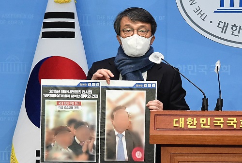 ▲ 김의겸 더불어민주당 의원이 지난 1월 23일 서울 여의도 국회 소통관에서 기자회견을 열고 건진법사와 윤석열 대통령의 부인 김건희 씨가 오랜 교분이 있었다며 사진과 영상을 공개하고 있는 모습. <사진제공=뉴시스>