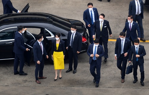 ▲ 윤석열 대통령과 부인 김건희 씨가 지난달 28일 울산 현대중공업에서 열린 정조대왕함 진수식에 참석했을 당시의 모습. <사진제공=뉴시스>