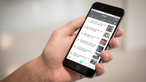 ▲ 국내 최대 포털사이트 네이버는 뉴스 서비스를 제공하고 있다. 이때, 네이버 콘텐츠제휴로 입점한 언론사는 모바일 편집판 내에서 현 시간 콘텐츠 이용자들이 많이 본 뉴스, 댓글 많은 뉴스, 섹센별 등으로 '랭킹' 뉴스를 서비스한다. 문제는 대다수 '랭킹' 기사가 선정적·자극적이거나 뉴스 가치가 있다고 판단하기 어려운 기사라는 점이다. ⒸPexels(랭킹 뉴스 화면은 8/1(월) 오후 5시 58분 기준 조선일보)