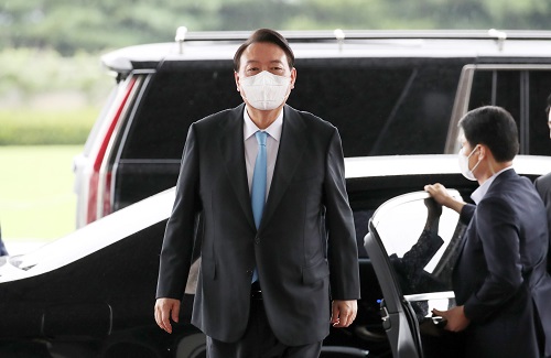 ▲ 윤석열 대통령이 8일 서울 용산 대통령실 청사로 출근하고 있는 모습. <사진제공=뉴시스>