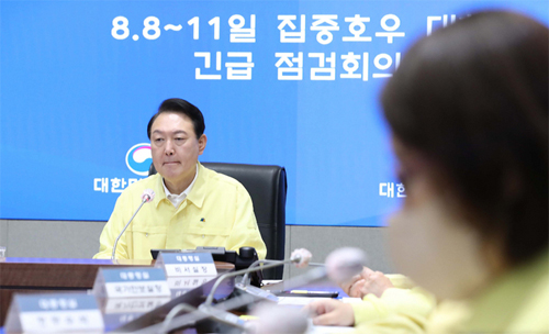 ▲ 윤석열 대통령이 9일 서울 종로구 정부서울청사 중앙재난안전상황실 서울상황센터에서 열린 집중호우 대처 긴급 점검회의에 참석해 있다. <사진제공=뉴시스>