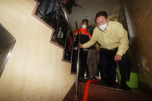 ▲ 9일 서울 관악구 신림동 침수 피해 현장을 둘러보고 있는 윤석열 대통령. <사진제공=뉴시스>