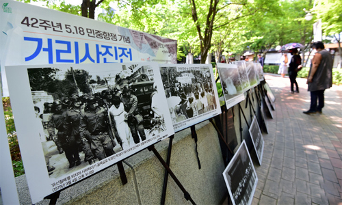 ▲ 42주년 5.18 민중항쟁 기념 거리 사진전이 열린 지난 5월 18일 오전 대구 중구 2.28기념중앙공원에서 전두환 신군부에 의해 자행된 광주 참상을 기록한 사진 50여 장이 전시돼 있다. <사진제공=뉴시스>