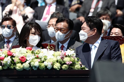 ▲ 윤석열 대통령과 부인 김건희 씨가 지난 5월 10일 오전 서울 여의도 국회에서 열린 제20대 대통령 취임식에서 대화를 하고 있는 모습. <사진제공=뉴시스>